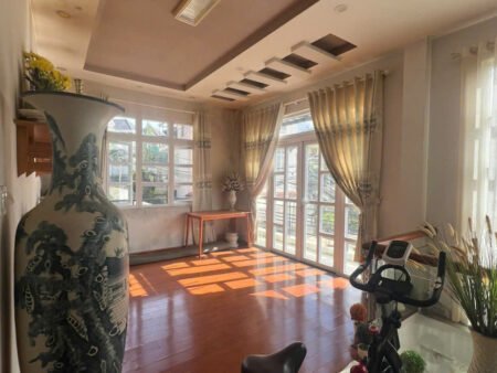 Villa 2 Tầng sân vườn Hẻm Ô Tô Lữ Gia, Phường 9, Đà Lạt mặt tiền rộng 19m