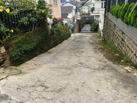 Villa 2 Tầng sân vườn Hẻm Ô Tô Lữ Gia, Phường 9, Đà Lạt mặt tiền rộng 19m