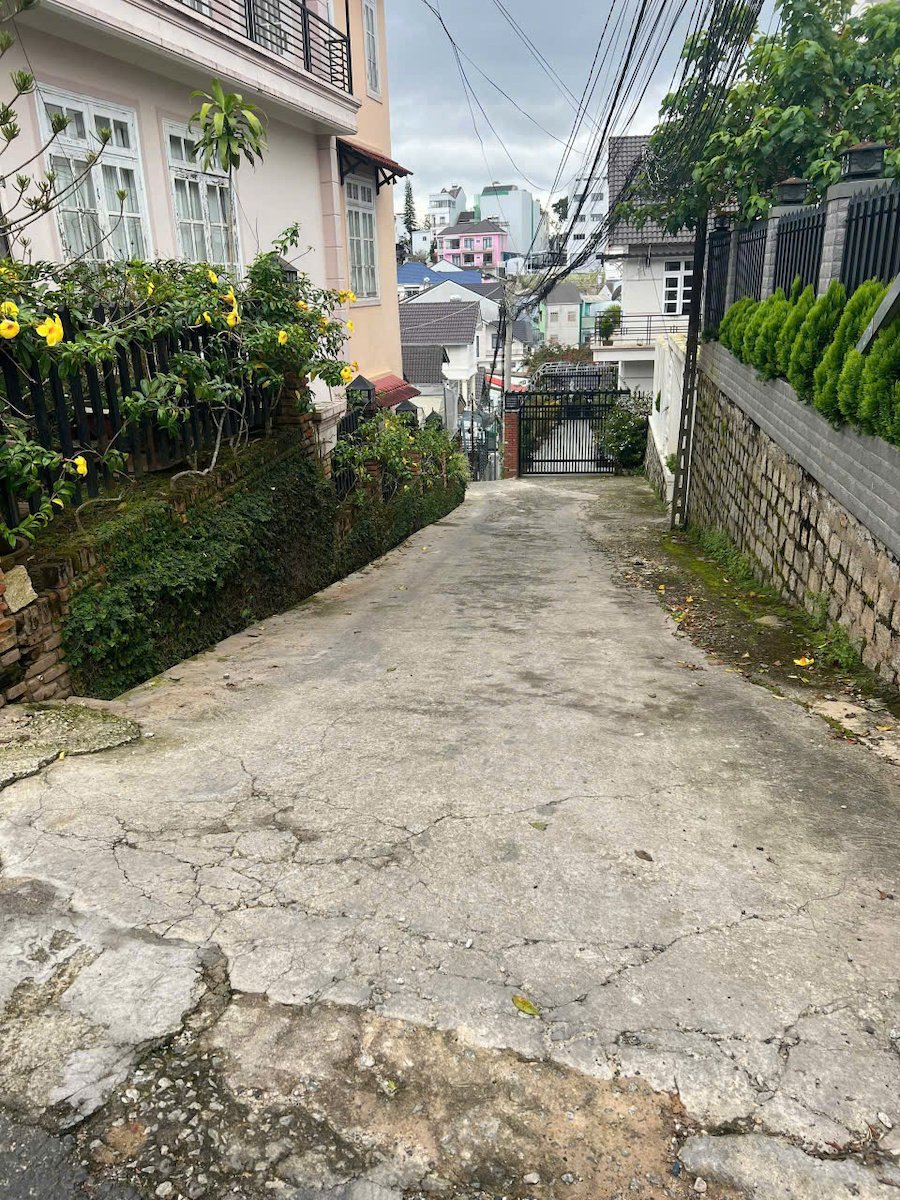 Villa 2 Tầng sân vườn Hẻm Ô Tô Lữ Gia, Phường 9, Đà Lạt mặt tiền rộng 19m Villa 2 Tầng sân vườn Hẻm Ô Tô Lữ Gia, Phường 9, Đà Lạt mặt tiền rộng 19m