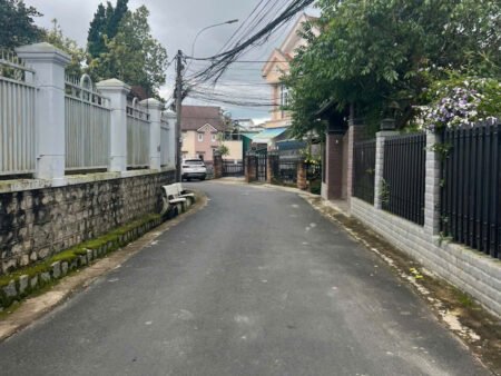 Villa 2 Tầng sân vườn Hẻm Ô Tô Lữ Gia, Phường 9, Đà Lạt mặt tiền rộng 19m