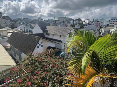 Villa 2 Tầng sân vườn Hẻm Ô Tô Lữ Gia, Phường 9, Đà Lạt mặt tiền rộng 19m