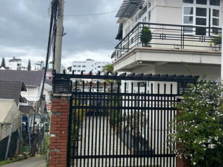 Villa 2 Tầng sân vườn Hẻm Ô Tô Lữ Gia, Phường 9, Đà Lạt mặt tiền rộng 19m