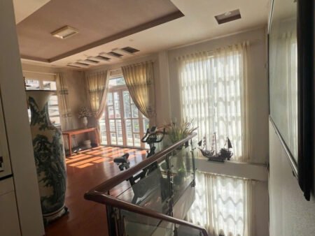 Villa 2 Tầng sân vườn Hẻm Ô Tô Lữ Gia, Phường 9, Đà Lạt mặt tiền rộng 19m
