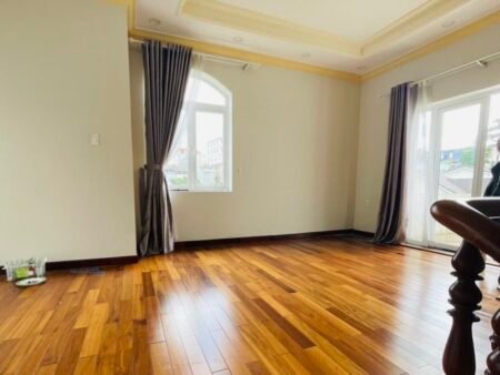 Villa 3 Tầng Mặt Tiền Phan Chu Trinh, Phường 9, Đà Lạt không gian thoáng đãng