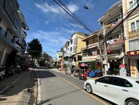 Nhà cấp 4 hẻm nhỏ Hoàng Diệu, P5, Đà Lạt, mặt tiền rộng 11m