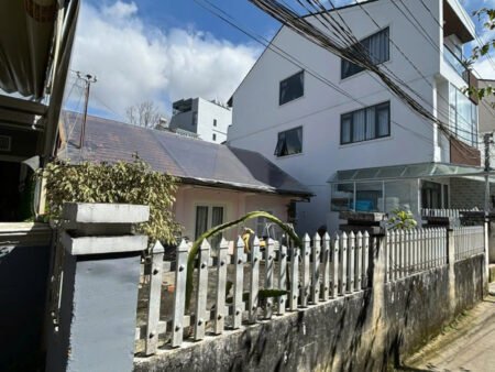 Nhà cấp 4 hẻm nhỏ Hoàng Diệu, P5, Đà Lạt, mặt tiền rộng 11m
