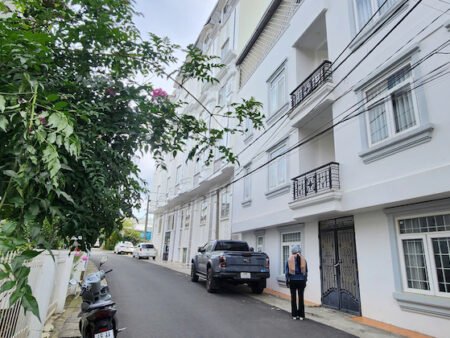 Khách sạn 4 tầng 2 mặt tiền gần Trần Phú, 12x17m, 27PKD, có hầm xe thu nhập tốt