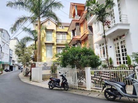 Khách sạn 4 tầng 2 mặt tiền gần Trần Phú, 12x17m, 27PKD, có hầm xe thu nhập tốt