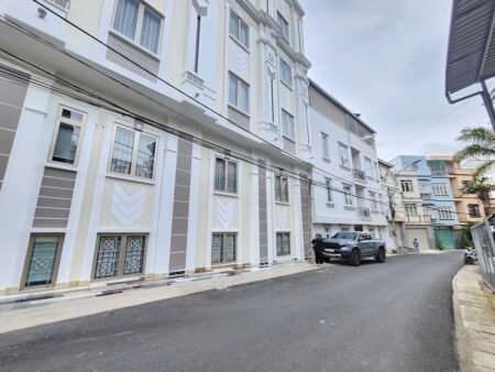 Khách sạn 4 tầng 2 mặt tiền gần Trần Phú, 12x17m, 27PKD, có hầm xe thu nhập tốt