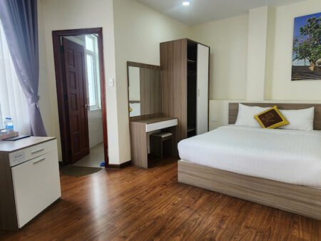 Khách sạn 4 tầng 2 mặt tiền gần Trần Phú, 12x17m, 27PKD, có hầm xe thu nhập tốt