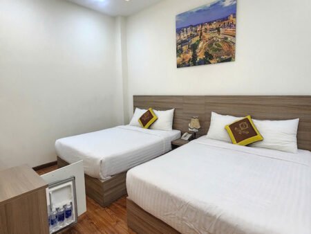 Khách sạn 4 tầng 2 mặt tiền gần Trần Phú, 12x17m, 27PKD, có hầm xe thu nhập tốt