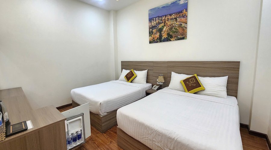 Khách sạn 4 tầng 2 mặt tiền gần Trần Phú, 12x17m, 27PKD, có hầm xe thu nhập tốt