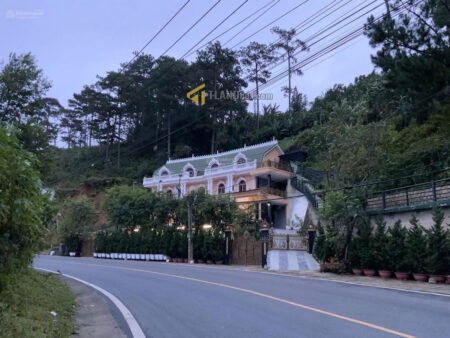 Villa 3 tầng mặt tiền Khe Sanh, P10, Đà Lạt, Mặt tiền rộng 80m