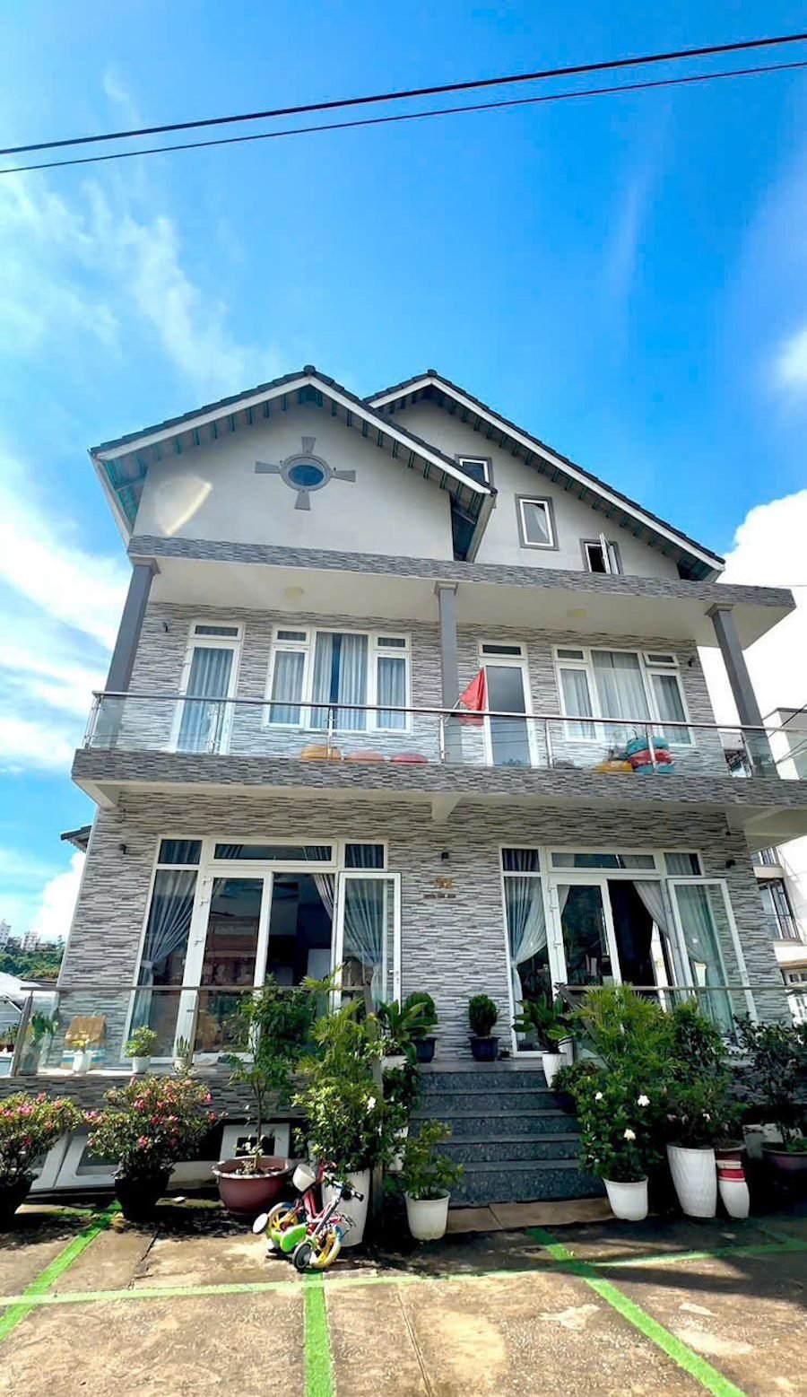Biệt thự 4 tầng Mặt tiền Nguyễn Đình Quân, P5, 24x18m, đậu được 10 xe oto Biệt thự 4 tầng Mặt tiền Nguyễn Đình Quân, P5, 24x18m, đậu được 10 xe oto