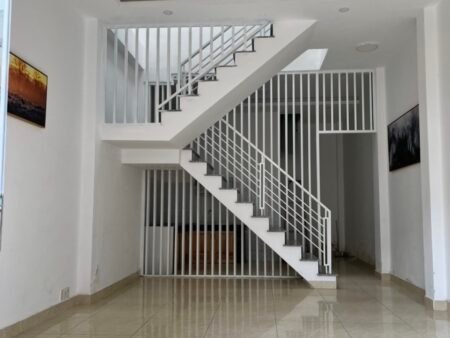 Nhà phố hẻm ô tô lớn Phan Đình Phùng, P2, Đà Lạt, mặt tiền ngang 4.2m