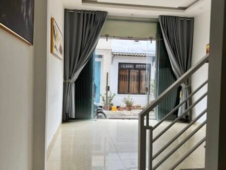 Nhà phố hẻm ô tô lớn Phan Đình Phùng, P2, Đà Lạt, mặt tiền ngang 4.2m