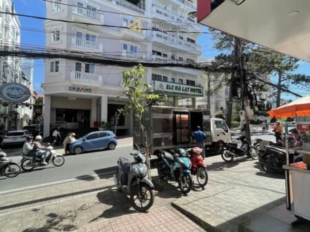 Nhà phố mặt tiền Bà Triệu, P3, Đà Lạt, khuôn đất vuông vức 5m x 20m