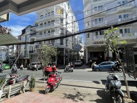Nhà phố mặt tiền Bà Triệu, P3, Đà Lạt, khuôn đất vuông vức 5m x 20m