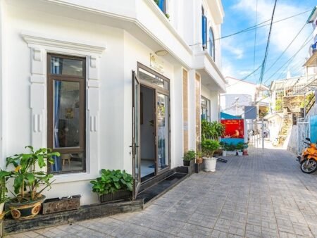 Homestay hẻm ô tô nhỏ Nhà Chung, phường 3, Đà Lạt mặt tiền 5.3m.