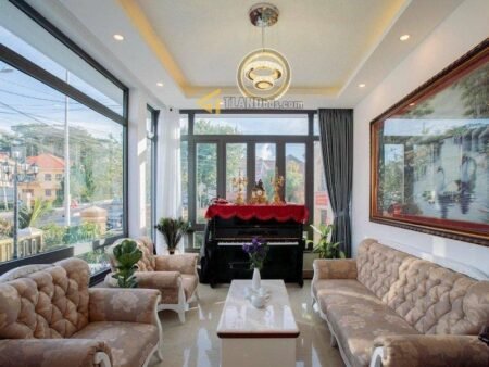Villa mặt tiền ba tháng tư, P3, Đà Lạt khuôn đất vuông vức 10.95m x 24.6m