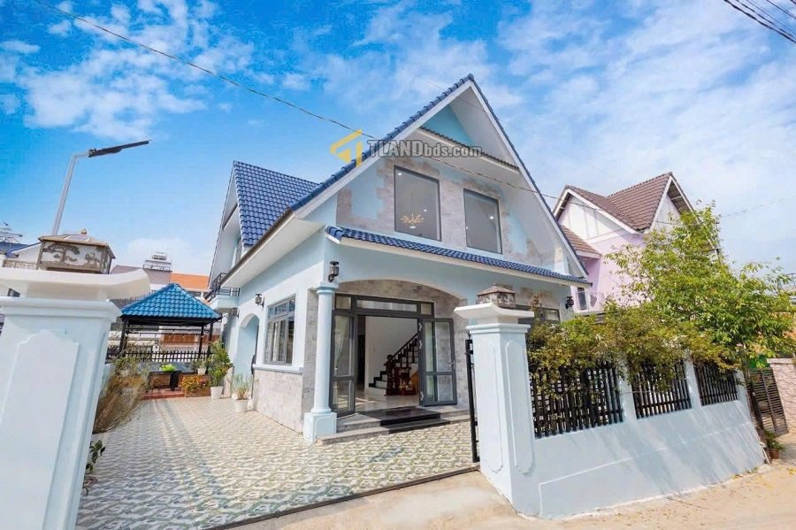 Villa 2 tầng hẻm oto Nam Hồ Phường 11 Đà Lạt - 200m2 - 10.5 tỷ Villa 2 tầng hẻm oto Nam Hồ Phường 11 Đà Lạt - 200m2 - 10.5 tỷ