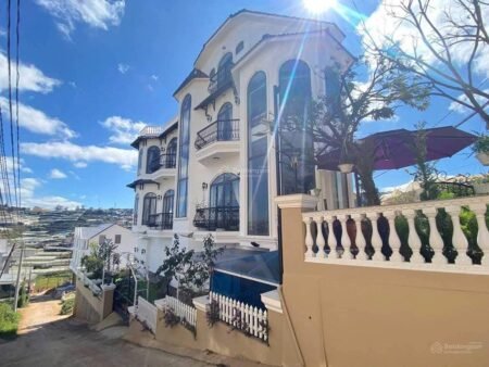 Villa 4 tầng hẻm oto có view Trịnh Hoài Đức khu biệt thư Nam Hồ Đà Lạt